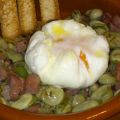 HABITAS CON JAMÓN Y HUEVOS ESCALFADOS.