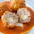 Albondigones rellenos de queso con salsa de[...]