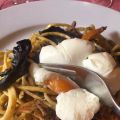 PASTA CON SETAS, MORCILLA Y HUEVOS POCHE