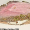 TOSTA DE  LOMO A LA COSTRA DE PISTACHO