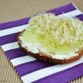 Tapa de jocoque, pepino y germinados