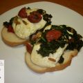 TOSTA DE ESPINACAS, QUESO, CHORIZO Y PIÑONES