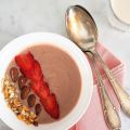 Smoothie bowl de chocolate con fresas y[...]