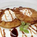 PIÑA CARAMELIZADA CON CHANTILLY Y MIEL DE CAÑA