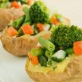 Patatas rellenas de verduras.