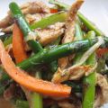 Espárragos salteados con pollo y zanahoria