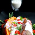 Batata asada rellena con salsa de yogur y ajo[...]