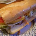 Bocadillo de tortilla, con tomate eco y ensalada