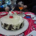 Torta de galletas de chocolate y crema ácida