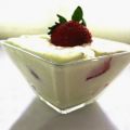 Mousse de yogur griego, queso y fresas
