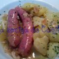 Salchichas en salsa, con guarnición de patatas