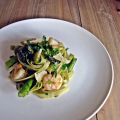 Tallarines con espárragos verdes y gambas