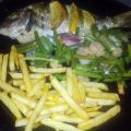 Sargo al horno con espárragos verdes y patatas