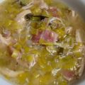 Sopa de pollo asado y puerros