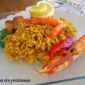 Paella de atún con marisco.