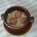 Sopa de albondigas con pasta