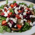 Ensalada de berenjena, queso feta y frutas