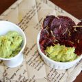 Chips de remolacha con crema de aguacate