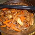 SALTEADO DE CERDO Y ZANAHORIA CON FIDEOS SOBA