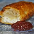 Hojaldre Relleno De Queso Con Salsa Dulce