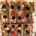 Pizza de escalivada con anchoas y aceituna negra