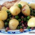 Ñoquis con guisantes y jamón