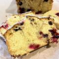 Plum cake de frutos rojos con glaseado de limón