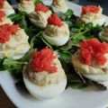 Huevos rellenos de atún y aguacate con perlas[...]