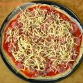 Pizza de jamón y salchichas