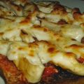 Tosta gratinada de pan con tomate, pollo y queso