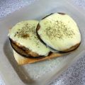 Tosta de berenjena, queso fundido e hierbas[...]