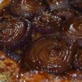 Tarta tatín de cebollas