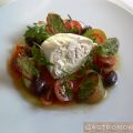 Burrata con ensalada de tomates y kalamatas