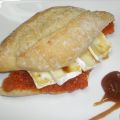 Montadito de sobrasada, queso brie y miel