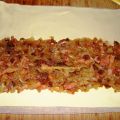 Hojaldre relleno de cebolla,  bacon y uvas pasas