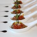 Cucharitas de salmón macerado en soja y sésamo