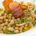 Garbanzos con panceta y tocino tostados