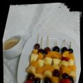 BROCHETAS DE FRUTA CON SALSA TOFFEE