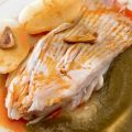 Raya en caldeirada con crema de grelos