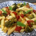 Macarrones con brócoli y tomate a la salvia