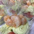 Vasitos de crema de aguacate y gambas