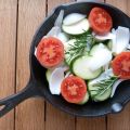 Verduras al horno en sartén de hierro