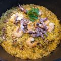 Arroz con calamares, gambas y guisantes[...]