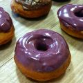 Donut con glaseado de mora y chocolate