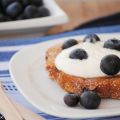 Torrijas con yogur y arándanos