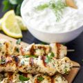 Brochetas de pollo con salsa tzatziki
