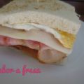 Sandwich especial de bacon, huevo y cebolla[...]