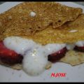 Filloas con nata y fresas