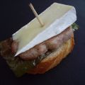 Tosta de solomillo con pimiento verde y brie
