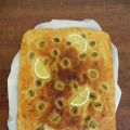 Focaccia con aceitunas aliñadas, especias y[...]